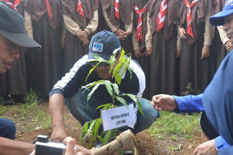 Hari Sumpah Pemuda LPP RRI Malang Distribusikan Bibit Pohon
