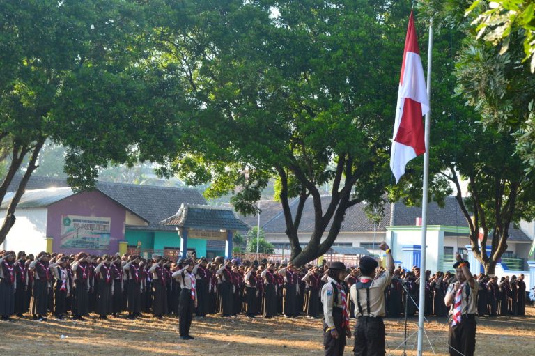 Meriahkan Hari Pramuka MTs Negeri 4 Malang Gelar Upacara Di Alun-Alun Desa Harjokuncaran