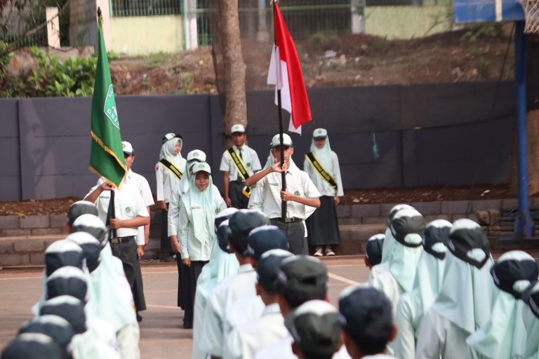 Semangat Sumpah Pemuda, Kepala MTsN 4 Malang Lantik Pengurus OSIM Baru dan Berikan Apresiasi kepada Siswa Berprestasi